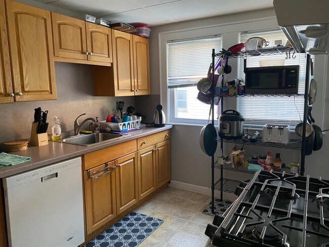 Building Photo - 76 Endicott Ave