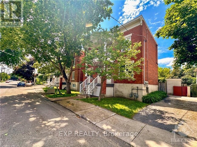 Photo du bâtiment - 156-156 Ivy Crescent