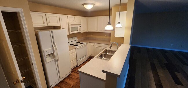 Foto del edificio - READY TO MOVE IN! 2 Beds 2 Baths!