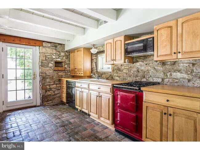 Foto del edificio - 6054 Honey Hollow Rd
