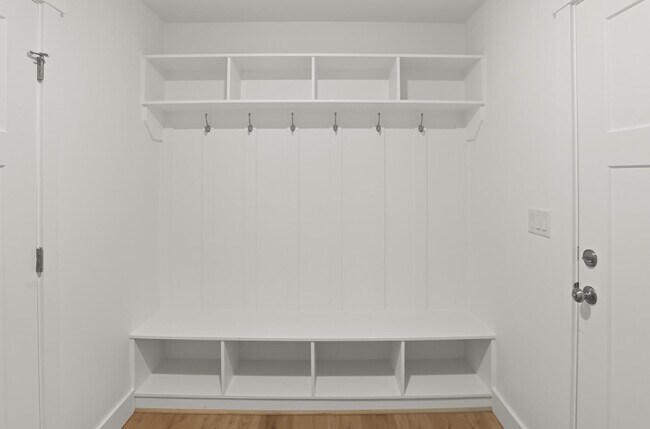 Building Photo - 225 265