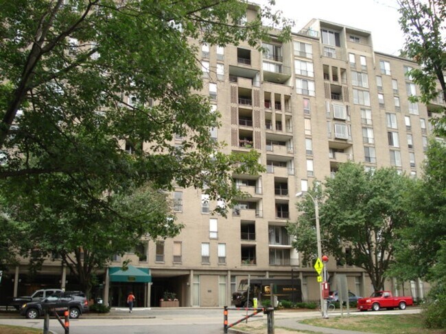 Building Photo - Large 1bd in desirable Brook House. West f...
