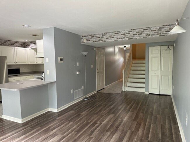 Building Photo - Welcome to this charming 3-bedroom, 2.5-ba...