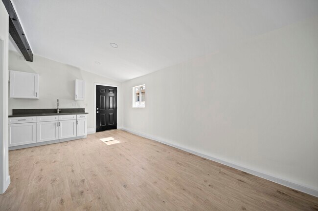 Building Photo - 44010 Carolside Ave