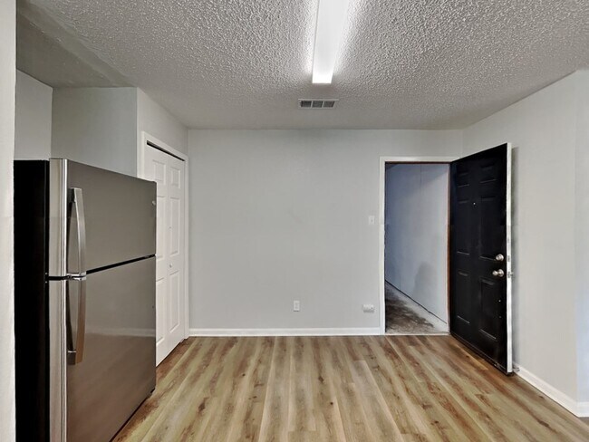 Building Photo - 825 Livingston Dr