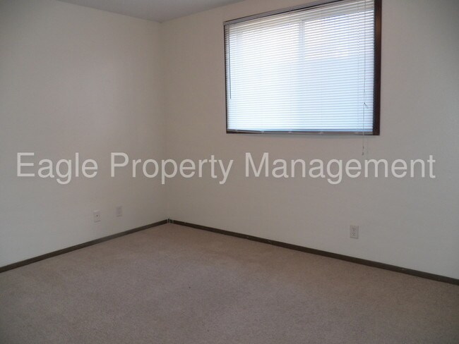 Building Photo - NE 2 bedroom, Appliances, Central Air!
