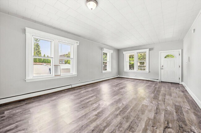 Foto del edificio - Student Rental next to WCU Campus | 3 Bed Single Family Home w/ Covered Front Porch, Yard & Basem...