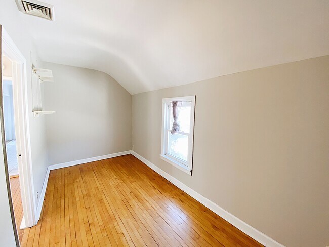 Building Photo - Beautiful River West 2BD Upper Unit with B...