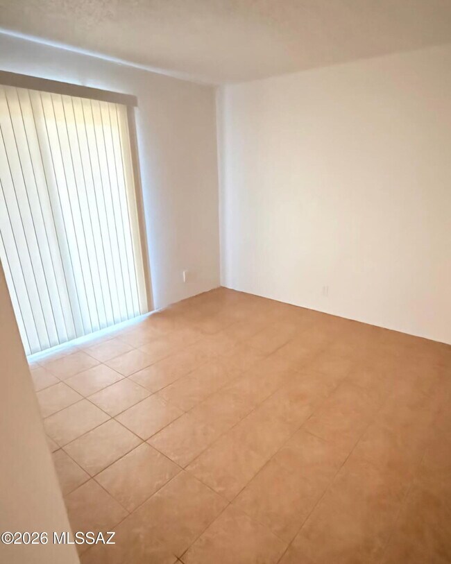 Building Photo - 3313 E Blacklidge Dr