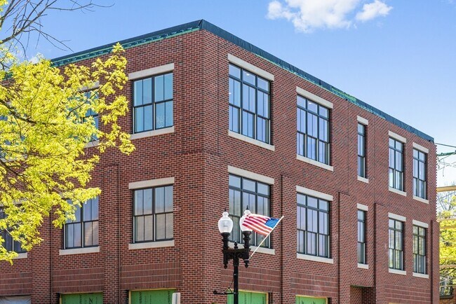 Building Photo - 421 Main St
