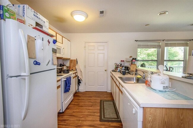 Building Photo - Charming 3-Bedroom Townhome with Private E...