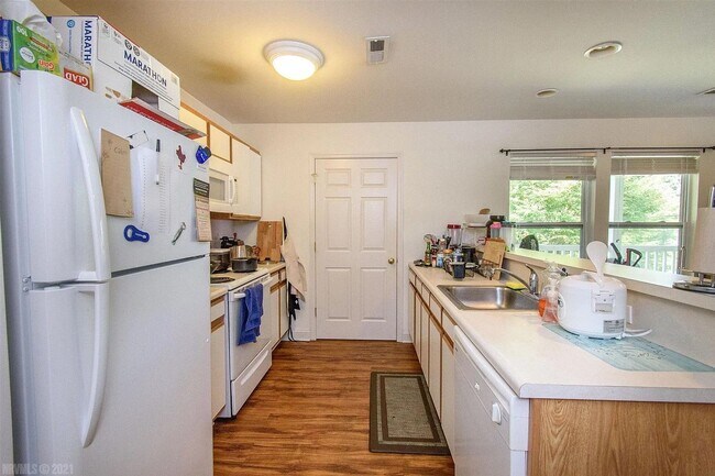Foto del edificio - Charming 3-Bedroom Townhome with Private E...