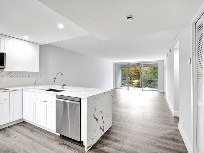 Building Photo - 605 Oaks Dr
