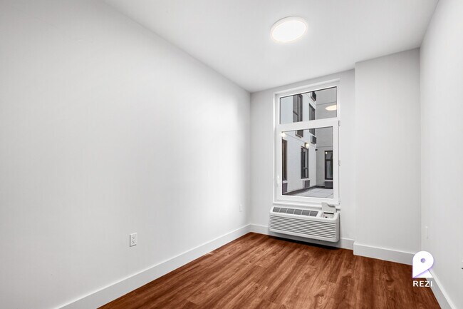 Building Photo - 2069 Honeywell Ave