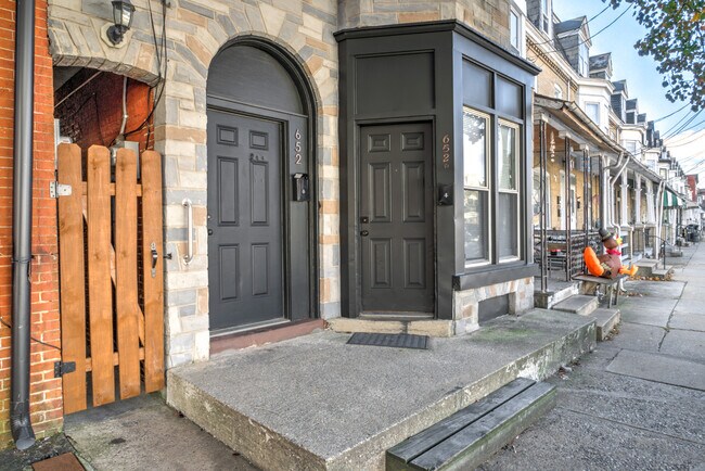 Entrada principal - 652 Columbia Ave