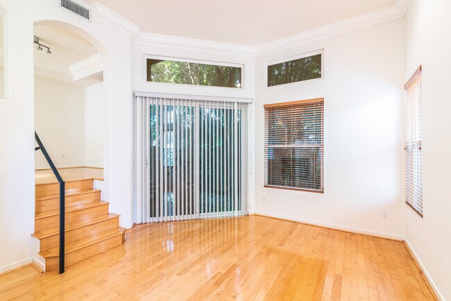 Foto del edificio - Private Updated 3-Bedroom 3-Bathroom Tri-L...