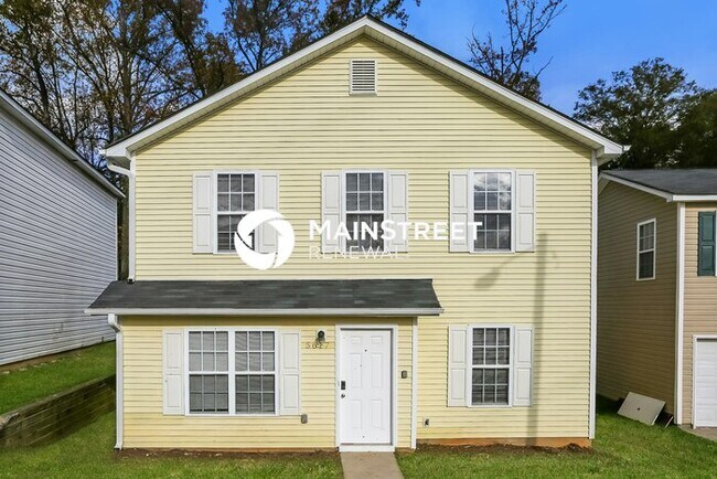 Building Photo - 4 Bedroom Pet-Friendly Home in Charlotte, NC with Main Street Renewal