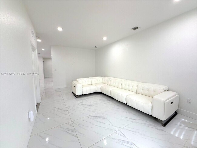 Foto del edificio - 758 NE 34th Ave