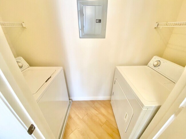 Foto del edificio - STUNNING 2 BEDROOM 2 FULL BATHROOMS 3RD FL...