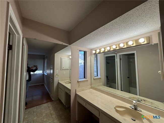 Building Photo - 210 Planters Dr