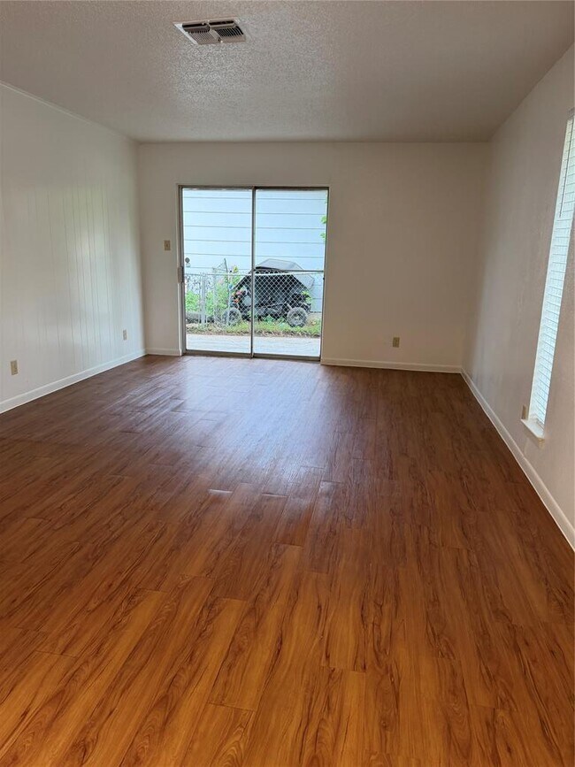 Foto del edificio - 4714 Creek Bend Dr