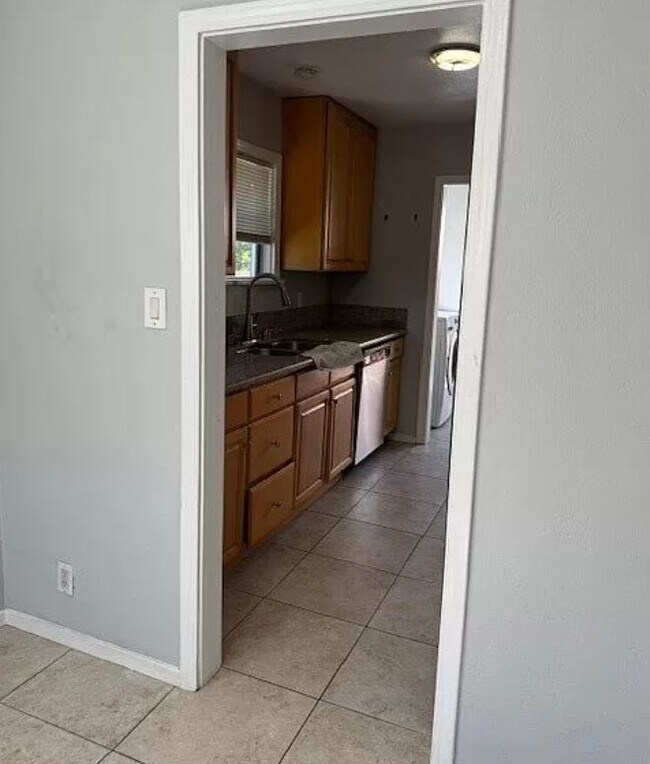 Foto del edificio - 945 N Dickel St