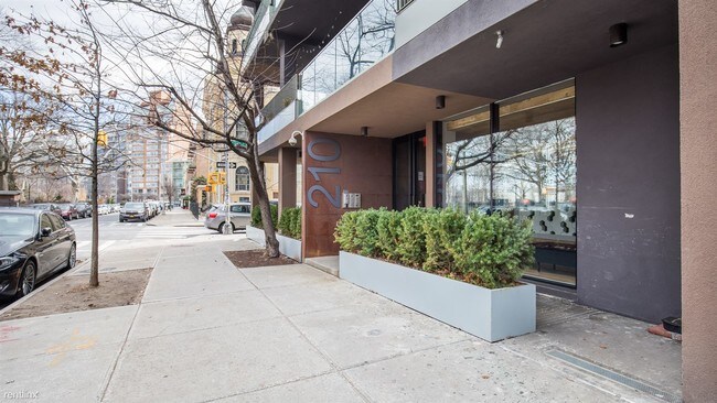 Building Photo - 1 br, 1 bath Apartment - 210 N 12th St Apt 5G