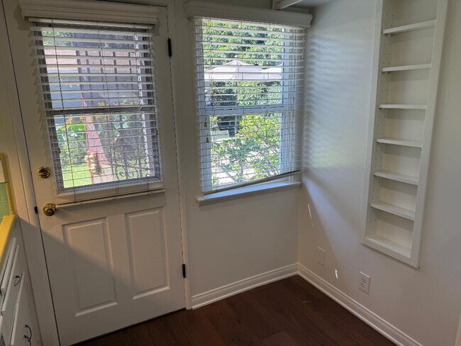 Puerta trasera de la cocina y vistas al jardín. - 1755 Silver Lake Blvd