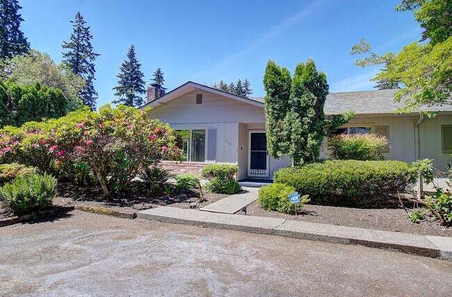 Building Photo - Royal Oaks Duplex