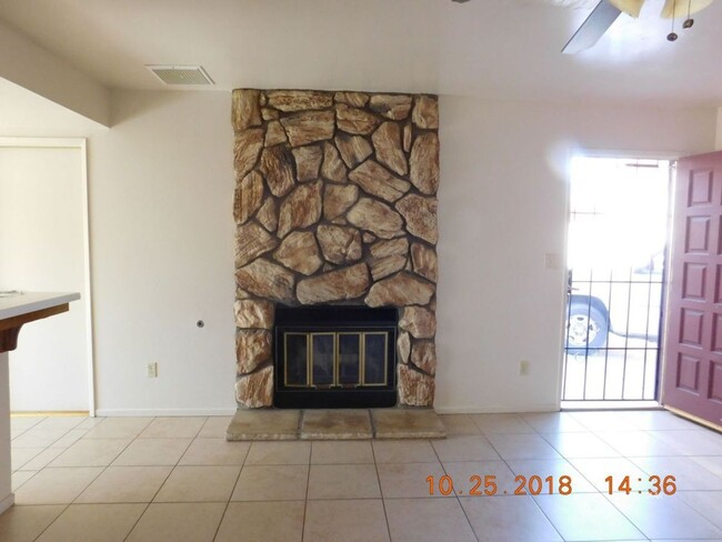 Building Photo - Place 924 W Perdew Ave
