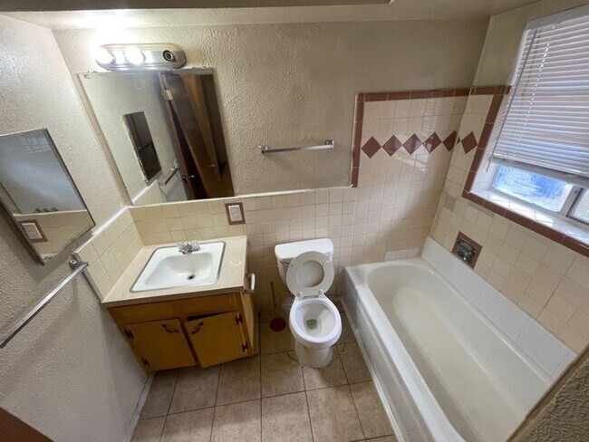 Building Photo - 1 br, 1 bath House - 3908 S Hudson Ave