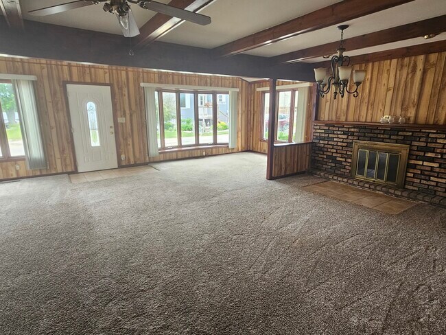 Foto del edificio - 8150 N Thorsen Ln