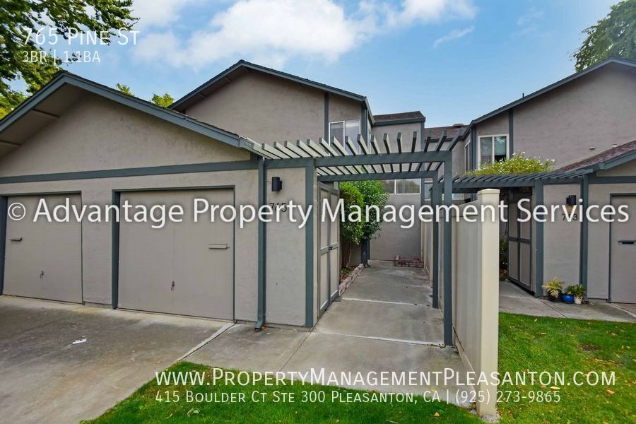 Primary Photo - 3 Bed / 1.5 Bath 1,200 sq ft Townhouse nea...
