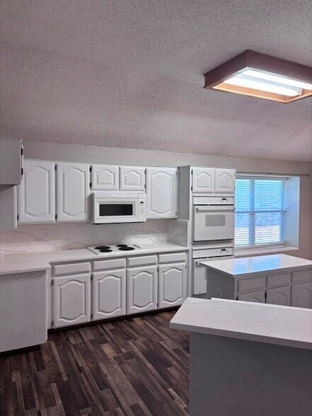 Foto del edificio - 1300 Rosewood Ln