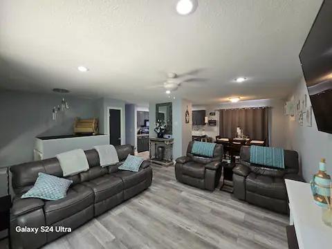 Building Photo - 25 Dodder Ln SW