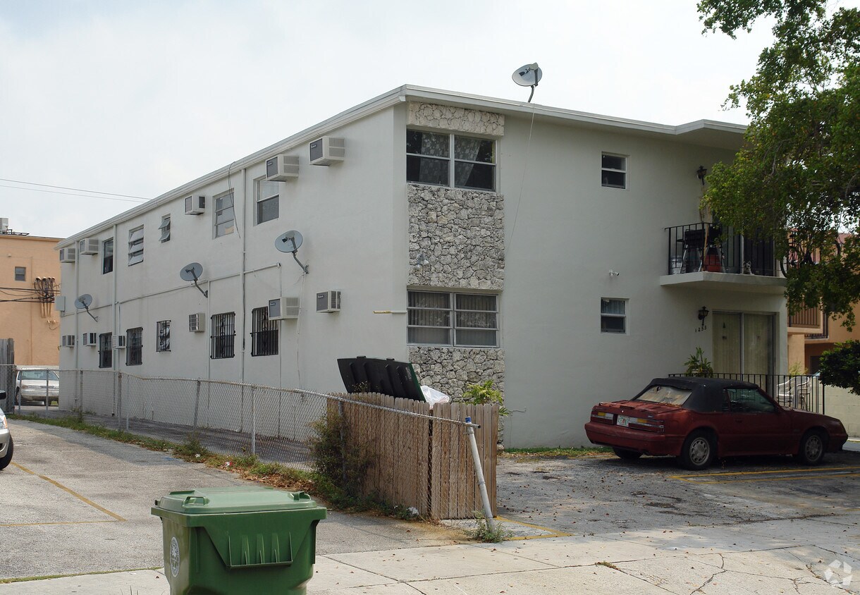 Building Photo - 1253 NW 6th St