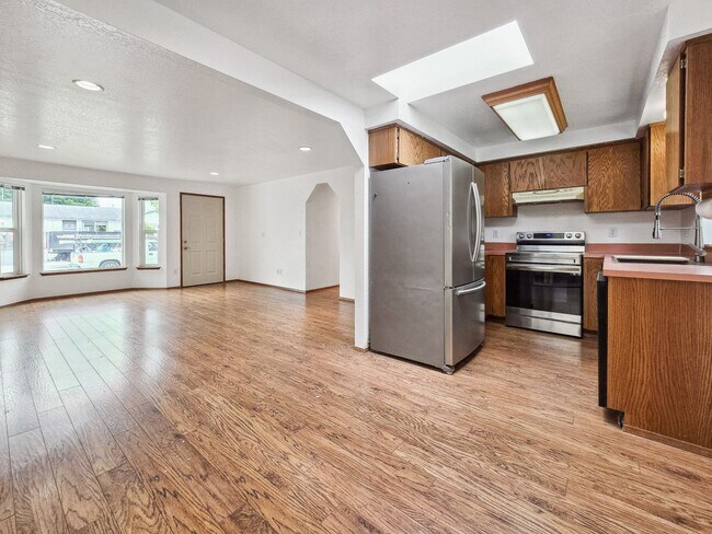 Building Photo - Beautiful rambler house with 3 bedroom nea...