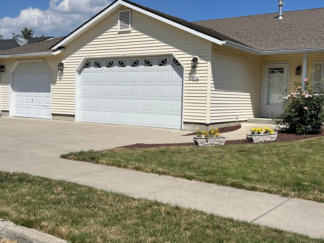 Primary Photo - 1714 N Quail Run Blvd