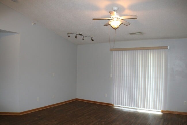 Foto del edificio - $1,175 | 2 Bedroom, 1 Bathroom Condo | Pet...