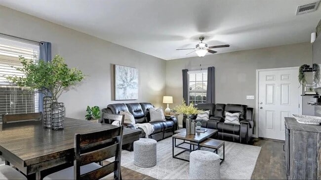 Foto del edificio - 13909 Sherri Berry Wy
