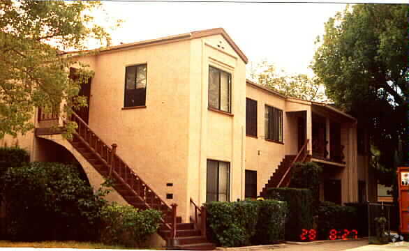Primary Photo - 218 E Maple St