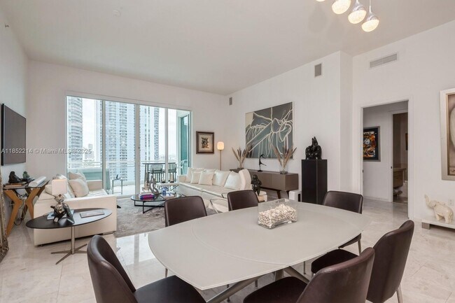 Foto del edificio - 900 Brickell Key Blvd