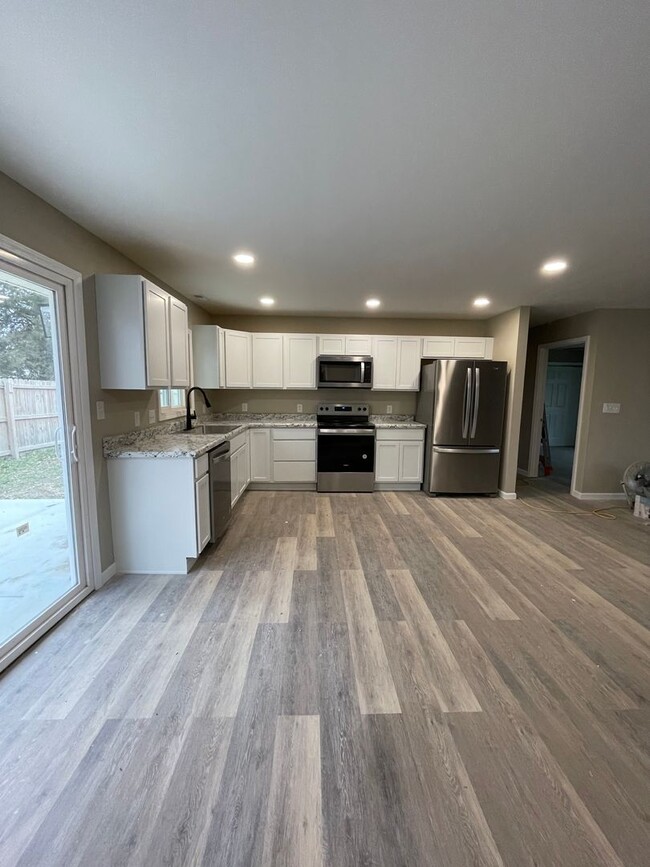 Building Photo - FOR RENT!! 3 Bed 2 Bath Newly Renovated in...