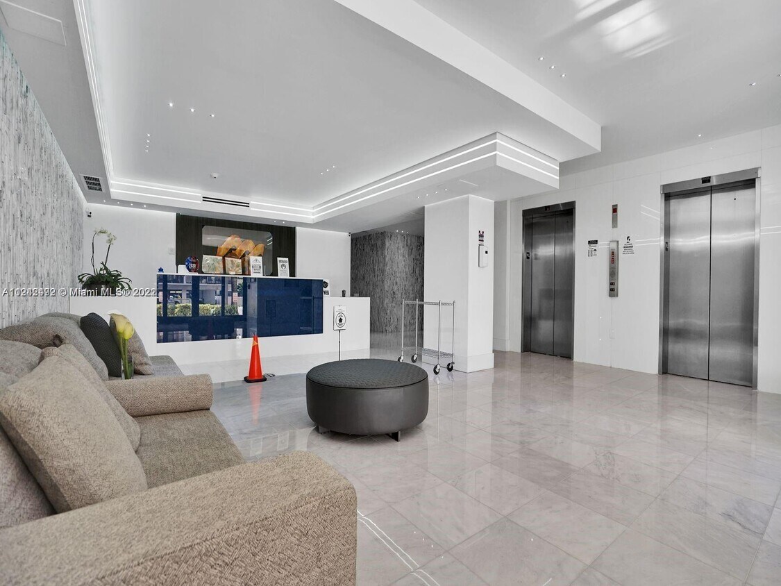 Primary Photo - 6423 Collins Ave