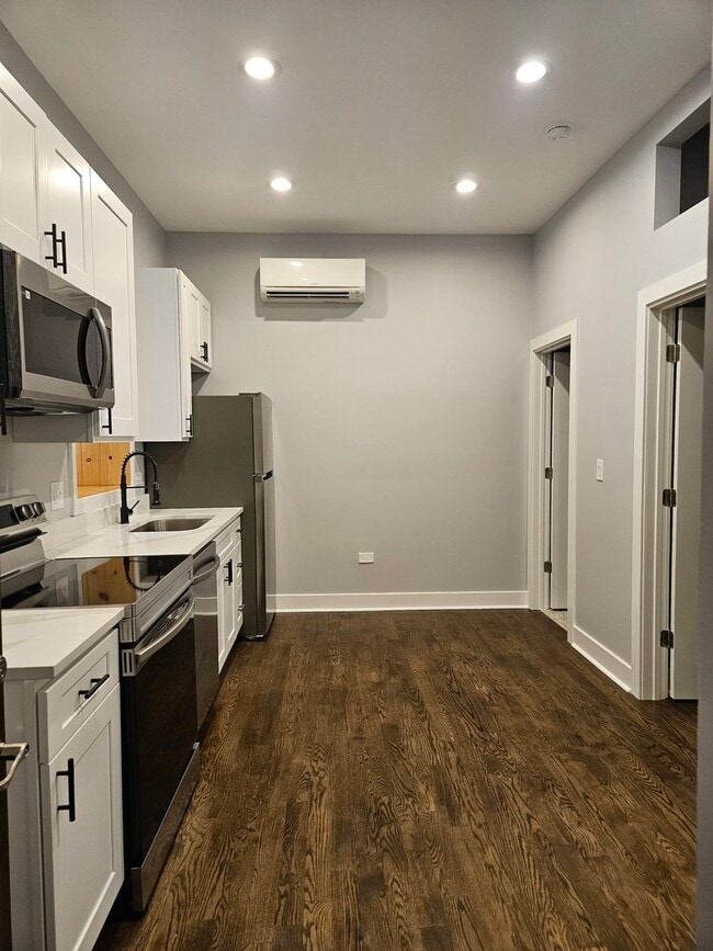 Building Photo - 831 S Western Ave