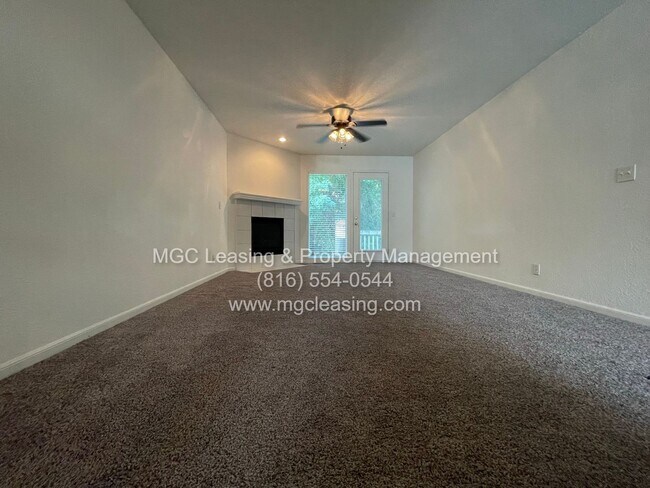 Foto del edificio - 5817-5819 NE 42nd St
