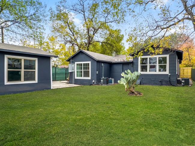 Building Photo - 1606 W Wildwood Dr