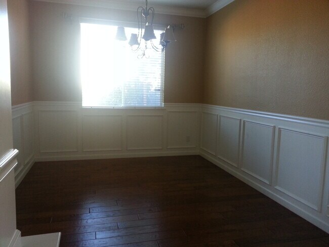 Foto del edificio - Located in a great neighborhood 5Bdm 3Ba Home With 2 Car Garage