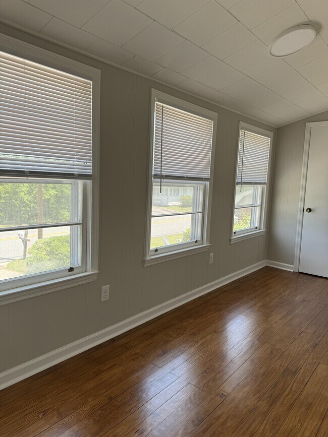 Building Photo - 202-204 S Zetterower Ave