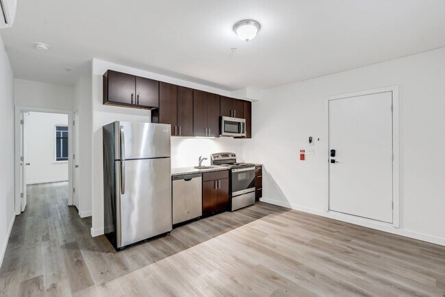 Foto del edificio - 3003 W Glenwood Ave
